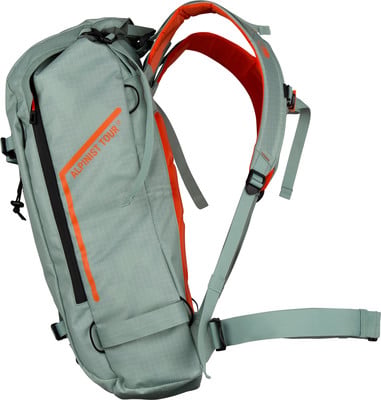 Šedý batoh s oranžovými detailmi a nápisom ALPINIST TOUR. Šedý batoh s oranžovými detailmi a nápisom ALPINIST TOUR.