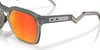 Graue Oakley-Sonnenbrille mit orangefarbenen Gläsern und Logo.