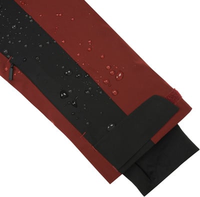 Roter Stoff mit schwarzem Streifen und Wassertropfen.