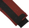 Roter Stoff mit schwarzem Streifen und Wassertropfen.