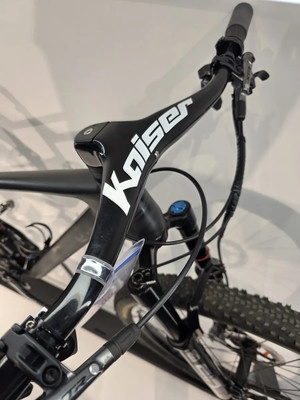 Detail eines Kaiser Mountainbike-Lenkers mit weißem Logo.