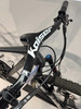 Detail eines Kaiser Mountainbike-Lenkers mit weißem Logo.