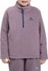 Das Mädchen trägt einen lila Fleecepullover mit Reißverschluss und McKinley-Logo.