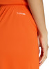 Orange Kleidung mit ClimaCool-Logo und einer Hand im Vordergrund.