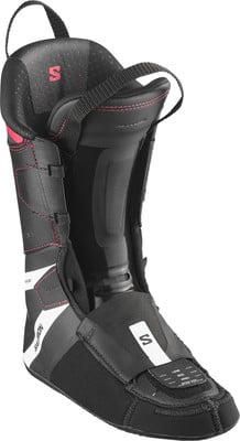 Innenschuh eines Salomon-Skischuhs mit S-Logo und rosa Details. Innenschuh eines Salomon-Skischuhs mit S-Logo und rosa Details.