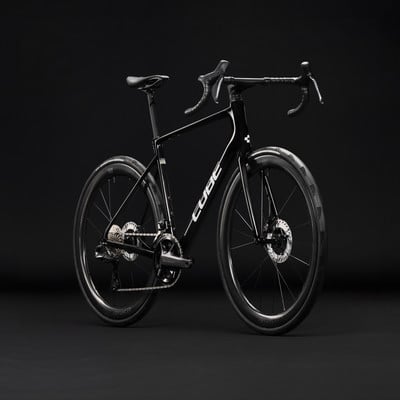 Schwarzes Cube Rennrad mit Carbonrahmen und Scheibenbremsen. Schwarzes Cube Rennrad mit Carbonrahmen und Scheibenbremsen.