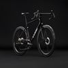 Schwarzes Cube Rennrad mit Carbonrahmen und Scheibenbremsen.