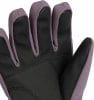 Detail eines Handschuhs mit schwarzer Handfläche und lila Fingerbesatz.