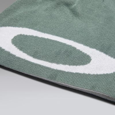 Grüne Strickmütze mit weißem Oakley-Logo.