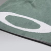 Grüne Strickmütze mit weißem Oakley-Logo.