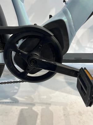 Detail eines E-Bikes mit Kurbeln, Kette und Pedal. Detail eines E-Bikes mit Kurbeln, Kette und Pedal.