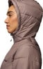 Detail einer gesteppten Damenjacke mit Kapuze im Profil, Reißverschlussdetail.