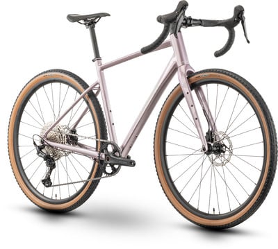 Ein rosafarbenes Gravelbike mit braunen Reifen und Scheibenbremsen. Ein rosafarbenes Gravelbike mit braunen Reifen und Scheibenbremsen.