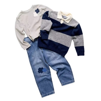 Gestreiftes Shirt, gestreifter Pullover und Jeans mit Aufnähern. Gestreiftes Shirt, gestreifter Pullover und Jeans mit Aufnähern.