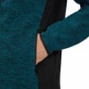 Nahaufnahme einer Hand in der Tasche einer dunkelblauen Fleecejacke.