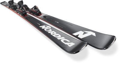 Nordica Skischuhe mit schwarzen und roten Akzenten auf weißem Hintergrund. Nordica Skischuhe mit schwarzen und roten Akzenten auf weißem Hintergrund.