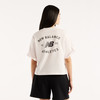 Frau in einem rosa T-Shirt mit New Balance Logo und schwarzen Shorts.