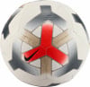 Ein Nike-Fußball mit roten, goldenen und grauen Mustern auf weißem Grund.