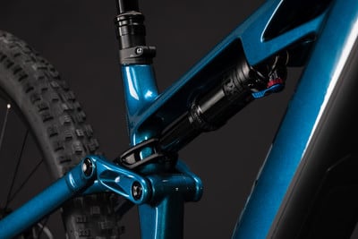 Detail des Hinterbaus eines Mountainbikes mit Fox-Dämpfer. Detail des Hinterbaus eines Mountainbikes mit Fox-Dämpfer.