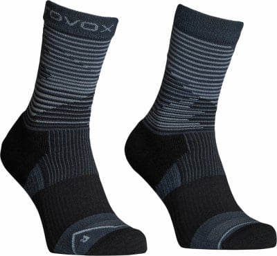 Schwarze Socken mit grauem Streifenmuster und VOX-Logo. Schwarze Socken mit grauem Streifenmuster und VOX-Logo.