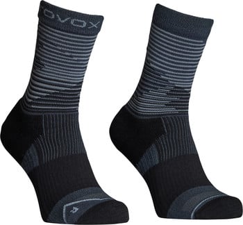Schwarze Socken mit grauem Streifenmuster und VOX-Logo.