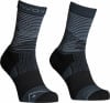 Schwarze Socken mit grauem Streifenmuster und VOX-Logo.
