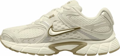 Béžová dámska bežecká obuv Nike so Swoosh logom a priedušnou sieťovinou. Béžová dámska bežecká obuv Nike so Swoosh logom a priedušnou sieťovinou.