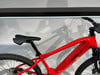 Detail eines roten BH E-Mountainbikes, fokussiert auf Sattel und Rahmen.