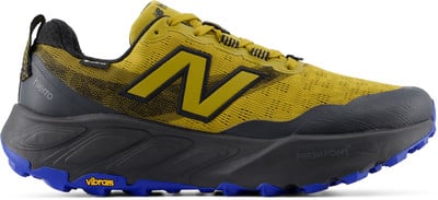 Gelber Laufschuh mit schwarzem 'N'-Logo und blauer Vibram-Sohle. Gelber Laufschuh mit schwarzem 'N'-Logo und blauer Vibram-Sohle.
