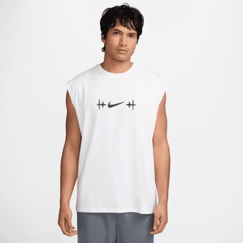 Ein Mann in einem weißen Tanktop mit Nike-Logo und schwarzen Symbolen.
