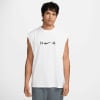 Ein Mann in einem weißen Tanktop mit Nike-Logo und schwarzen Symbolen.