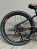 Hinterrad eines schwarzen Fahrrads mit orangefarbenen Details und Kette.