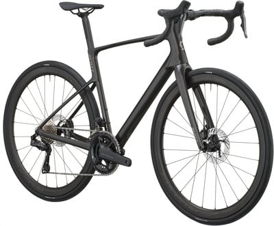 Schwarzes Scott Rennrad mit Carbonrahmen und Scheibenbremsen. Schwarzes Scott Rennrad mit Carbonrahmen und Scheibenbremsen.