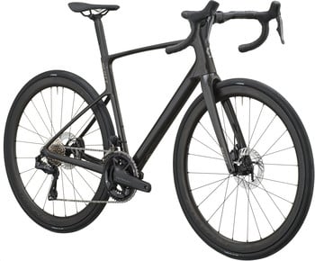 Schwarzes Scott Rennrad mit Carbonrahmen und Scheibenbremsen.