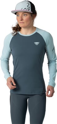 Model in dunkelblauem Langarmshirt und blauem Cap.
