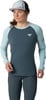 Model in dunkelblauem Langarmshirt und blauem Cap.