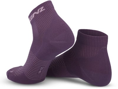 Lila Knöchelsocken mit Markenlogo und Größenangabe auf dem linken Fuß.