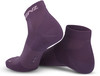 Lila Knöchelsocken mit Markenlogo und Größenangabe auf dem linken Fuß.