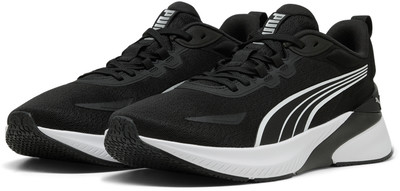 Schwarze Puma-Schuhe mit weißem Streifen und weißer Sohle. Schwarze Puma-Schuhe mit weißem Streifen und weißer Sohle.
