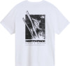 Weißes T-Shirt mit Aufdruck eines Skifahrers und dem Logo von The North Face.