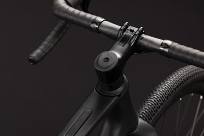 Detail eines schwarzen Fahrradlenkers mit Lenkerband. Detail eines schwarzen Fahrradlenkers mit Lenkerband.