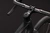 Detail eines schwarzen Fahrradlenkers mit Lenkerband.