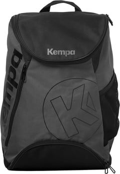 Schwarzer Rucksack mit Kempa-Logo und seitlicher Netztasche.