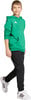Junge in grüner Kapuzen-Sweatshirt und schwarzer Hose, weiße Sneaker.