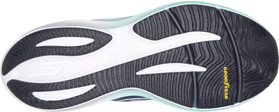 Laufschuhsohle mit Skechers- und Goodyear-Logo. Laufschuhsohle mit Skechers- und Goodyear-Logo.