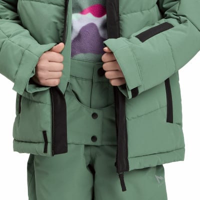 Detail einer grünen Winterjacke und Hose mit schwarzen Akzenten. Detail einer grünen Winterjacke und Hose mit schwarzen Akzenten.