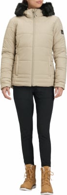 Damen-Beige-Jacke mit Fellkapuze und schwarzer Hose.