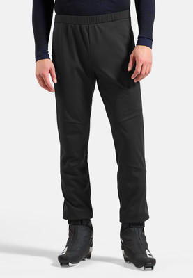 Ein Mann in einer schwarzen Hose und Skischuhen auf weißem Grund. Ein Mann in einer schwarzen Hose und Skischuhen auf weißem Grund.