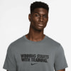 Ein Mann in einem grauen T-Shirt mit der Aufschrift „WINNING STARTS WITH TRAINING“.