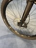 Vorderes Mountainbike-Rad mit Scheibenbremse und Federgabel.